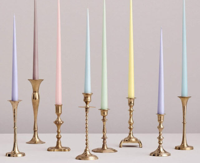 Ester & Erik stagelys i forskellige pastelnuancer sat i guldfarvede stager i forskellige højder og udtryk