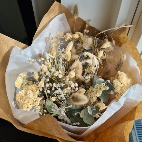 Evighedsbuket naturblomster hvid og creme