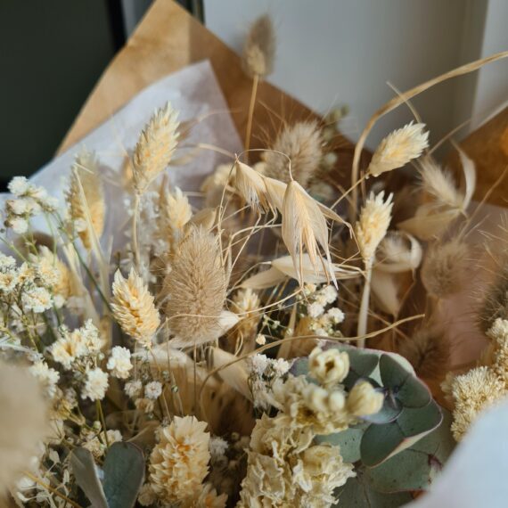 Evighedsbuket naturblomster hvid og creme