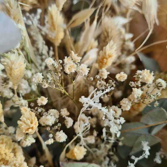 Evighedsbuket naturblomster hvid og creme